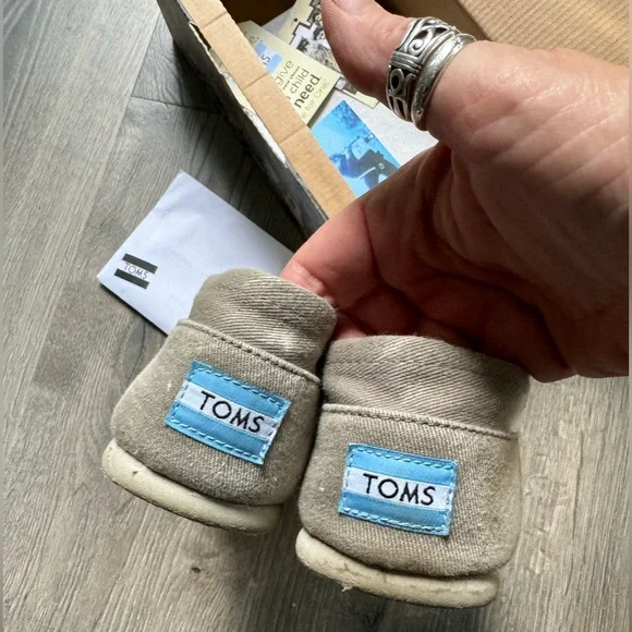 Tom classic flats in a stone washed twill color with original box & goodies - Picture 4 of 13